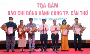 Trao giải Nhất Giải báo chí về Đồng bằng sông Cửu Long lần thứ VI - năm 2021. Ảnh: Trung Kiên - TTXVN