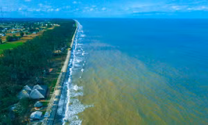 Bãi biển Ba Động thơ mộng đã được người Pháp khám phá từ những năm đầu thế kỷ XX. Ảnh: thamhiemmekong.com