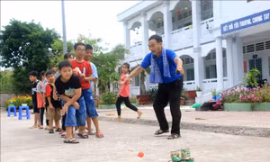 Thầy Lê Trung Lành - giáo viên Tổng phụ trách đội, Trường Tiểu học Phú Quới (Vĩnh Long) vui chơi cùng các em tại Trung tâm Công tác xã hội tỉnh. Ảnh: Lê Thúy Hằng - TTXVN