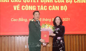 Uỷ viên Bộ Chính trị, Bí thư Trung ương Đảng, Trưởng ban Tổ chức Trung ương Trương Thị Mai trao Quyết định cho tân Bí thư Tỉnh ủy Cao Bằng Trần Hồng Minh. Ảnh: Quốc Đạt - TTXVN. 