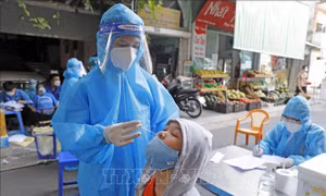 Xét nghiệm cho người dân ở tổ 10, phường Thụy Khuê, quận Ba Đình. Ảnh: Trần Việt - TTXVN 