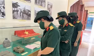 Trưng bày chuyên đề "Đại thắng mùa Xuân 1975" và triển lãm ảnh "Đất nước trọn niềm vui"