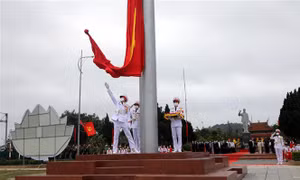 Nghi lễ thượng cờ tại Khu di tích lịch sử Quốc gia đặc biệt Tượng đài Bác Hồ. Ảnh: TTXVN phát