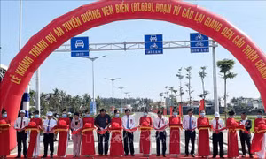 Các đại biểu cắt băng khánh thành Tuyến đường ven biển ĐT.639, đoạn từ cầu Lại Giang đến cầu Thiện Chánh. Ảnh: Kha Phạm – TTXVN.