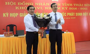 Bí thư Tỉnh ủy Thái Bình Ngô Đông Hải tặng hoa chúc mừng ông Nguyễn Tiến Thành (bên trái) được bầu giữ chức Chủ tịch HĐND tỉnh. Ảnh : nhandan.vn