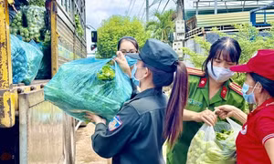 Các thành viên Hội Phụ nữ Công an tỉnh Đắk Lắk và Hội Chữ thập Đỏ thành phố Buôn Ma Thuột tập kết rau xanh để chuyển đến Thành phố Hồ Chí Minh. Ảnh: baodaklak.vn 