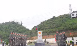 Biên phòng cửa khẩu Lóng Sập (Bộ đội Biên phòng tỉnh Sơn La, Việt Nam) và lực lượng thuộc Đại đội Biên phòng 214 (Bộ Chỉ huy Quân sự tỉnh Hua Phan, Lào) làm thủ tục trước khi tuần tra chung. Ảnh: TTXVN