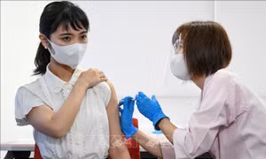 Nhân viên y tế tiêm vaccine ngừa COVID-19 cho người dân tại Tokyo, Nhật Bản ngày 14/6/2021. Ảnh: AFP/TTXVN