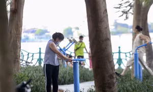 Người dân tập thể dục bên Hồ Tây. Ảnh: Tuấn Đức - TTXVN 