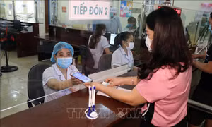Người dân sử dụng thẻ BHYT điện tử trên ứng dụng VssID để đăng ki khám bệnh tại Bệnh viện Đa khoa tỉnh Sơn La. Ảnh: Hữu Quyết – TTXVN