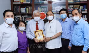 Chủ tịch nước thăm hỏi một số nhà báo.Ảnh: Thống Nhất - TTXVN 