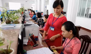 Hoạt động nghiệp vụ tại Kho bạc Nhà nước Thành phố Cần Thơ. Ảnh: Vũ Sinh - TTXVN