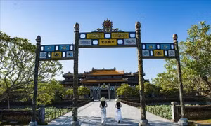 Thơ văn trên kiến trúc tại Đại Nội với chất liệu pháp lam (men), những bài thơ được trang trí ở các ô học trên mái của điện Thái Hòa theo lối nhất thi nhất họa. Ảnh: Minh Đức – TTXVN