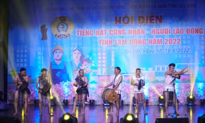 Một tiết mục hoà tấu nhạc cụ tại Hội diễn "Tiếng hát công nhân, người lao động tỉnh Lâm Đồng năm 2022". Ảnh: laodong.vn 