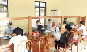Hoạt động tại bộ phận "một cửa" . Ảnh: Hoàng Hùng - TTXVN 