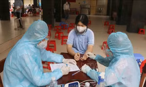 Khám sàng lọc trước khi tiêm vaccine phòng COVID-19 cho học sinh lớp 7 . Ảnh: Thanh Hòa- TTXVN 