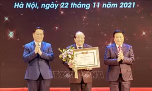 Giám đốc Học viện Chính trị Hồ Chí Minh, Chủ tịch Hội đồng Lý luận Nguyễn Xuân Thắng và Trưởng Ban Tuyên giáo Trung ương Nguyễn Trọng Nghĩa và trao Chứng nhận mức A cho tác giả Hữu Thỉnh với tác phẩm sách "Bến văn và những dòng sông". Ảnh: Tuấn Đức – TTXV