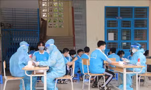 Học sinh được khám sàng lọc trước khi tiêm vaccine phòng COVID-19 tại điểm tiêm Trường THCS Lý Tự Trọng, thành phố Trà Vinh. Ảnh: Thanh Hòa - TTXVN 