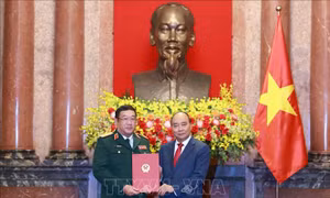 Chủ tịch nước Nguyễn Xuân Phúc trao quyết định thăng quân hàm trước niên hạn từ Phó đô đốc lên cấp Thượng tướng cho đồng chí Phạm Hoài Nam. Ảnh:qdnd.vn 