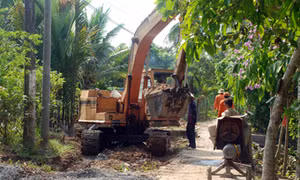 Công nhân đang thi công phần cống tuyến đường cầu Trại Giam đến rạch Ngã Bát- cầu Bà Chủ Kiểu- sông Hàng Bàng, thuộc phường Long Tuyền, quận Bình Thủy(Cần Thơ). Ảnh :.mt.gov.vn