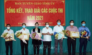 Trao tặng bằng khen cho các tập thể đoạt giải tìm hiểu văn kiện Đại hội Đảng. Ảnh: Lê Sen - TTXVN 