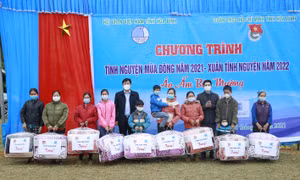 Đại diện lãnh đạo huyện Lạc Sơn và đại diện Tỉnh đoàn Hòa Bình trao quà cho các gia đình có hoàn cảnh khó khăn. Ảnh: Trọng Đạt - TTXVN 