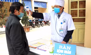 Cán bộ bảo hiểm xã hội tuyên truyền, vận động người dân tham gia BHYT hộ gia đình. Nguồn:baoyenbai.com.vn