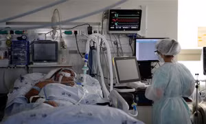 Bệnh nhân COVID-19 được điều trị tại bệnh viện ở Lisbon, Bồ Đào Nha. Ảnh: THX/ TTXVN 
