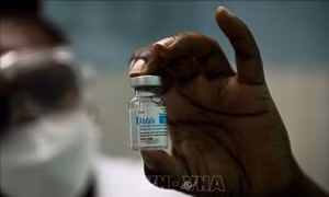 Nhân viên y tế giới thiệu vaccine Abdala ngừa COVID-19 của Cuba. Ảnh: AFP/TTXVN 
