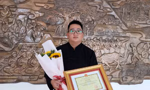 Năm 2023, Bí thư Đoàn xã Xuân Lập Lò Tiến Hướng vinh dự là một trong 100 gương mặt trẻ tiêu biểu tỉnh Tuyên Quang. Ảnh: Vũ Quang- TTXVN