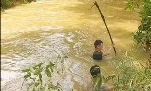 Các lực lượng chức năng và người dân tổ chức tìm kiếm nạn nhân. Ảnh : tuoitre.vn 