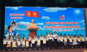 Vùng 4 Hải quân nhận đỡ đầu con ngư dân 4 tỉnh duyên hải