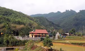 Những ngôi nhà mới khang trang ở các làng quê huyện Hàm Yên (Tuyên Quang) được xây dựng ngày một nhiều. Ảnh: Vũ Quang – TTXVN 