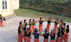 Bà con đồng bào người Cống ở vùng tái định cư bản Xám Láng, xã Nậm Khao, huyện Mường Tè giữ gìn bản sắc dân tộc. Ảnh: Nguyễn Oanh-TTXVN. 