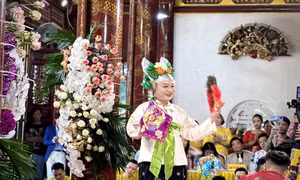Trình diễn nghệ thuật hầu đồng tại đền Đông Cuông