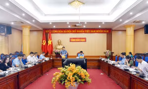 Khách tham quan gian trưng bày nông sản OCOP đặc trưng . Ảnh: Vũ Hoàng Giang - TTXVN 