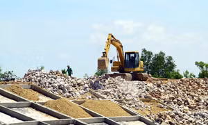 Thi công sửa chữa hồ Điều Gà 1 (Quảng Ninh, Quảng Bình) đảm bảo đạt đến các mốc kỹ thuật an toàn công trình trước mùa mưa bão. Ảnh: Tá Chuyên - TTXVN 