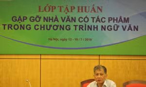 Nhà văn Nguyễn Huy Thiệp trò chuyện tại lớp tập huấn Gặp gỡ các nhà văn có tác phẩm trong chương trình ngữ văn do Đại học Văn hóa Hà Nội tổ chức hồi tháng 7/2018. Ảnh: thethaovanhoa.vn