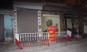 Phỏng tỏa cụm dân cư tại phường Lam Sơn, thành phố Thanh Hóa do có ca mắc COVID-19. Ảnh: Nguyễn Nam-TTXVN 