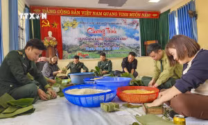 Đông đảo cán bộ, nhân dân tham gia gói bánh chưng cho người nghèo ăn Tết. Ảnh: TTXVN phát