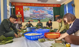 Đông đảo cán bộ, nhân dân tham gia gói bánh chưng cho người nghèo ăn Tết. Ảnh: TTXVN phát