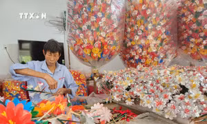 Người dân xã Phú Mậu làm hoa giấy Thanh Tiên phục vụ nhu cầu dịp Tết. Ảnh: Mai Trang -TTXVN 