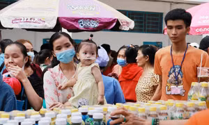 Phụ huynh và bệnh nhi mua sắm tại Phiên chợ 0 đồng . Ảnh: Đinh Hằng - TTXVN