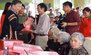 Tặng quà cho người có công. Ảnh : thoibaotaichinhvietnam.vn
