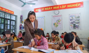 Cô giáo Phạm Thị Hương, giáo viên tiếng Anh của Trường Phổ thông dân tộc bán trú tiểu học và trung học cơ sở Thàng Tín (Hoàng Su Phì, Hà Giang) phải dạy kiêm nhiệm cả khối trung học cơ sở và tiểu học. Ảnh: Nam Thái - TTXVN 