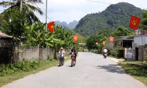 Tuyến đường liên xã được đầu tư đã tạo điều kiện thuận lợi giúp người dân xã Châu Cường, huyện Quỳ Hợp (Nghệ An) thông thương phát triển kinh tế. Ảnh: Văn Tý-TTXVN 