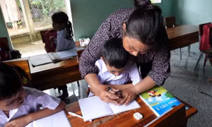 Cô giáo Trần Thị Phương trong giờ lên lớp tại Trường Phổ thông dân tộc bán trú tiểu học . Ảnh: Quốc Khánh - TTXVN 