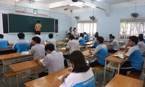 Bà con dân tộc mua sắm tại chợ phiên Mèo Vạc (Mèo Vạc, Hà Giang). Ảnh: Nam Thái - TTXVN 