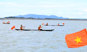Các đội thi đua thuyền độc mộc trên sông Pô Cô, xã Ia O (Ia Grai, Gia Lai). Ảnh: Quang Thái – TTXVN 