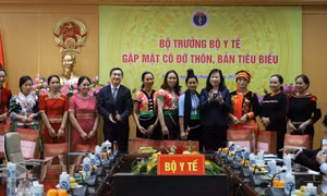 Người dân được khám, cấp phát thuốc miễn phí khi đến với “Tủ thuốc biên cương”. Ảnh: Văn Tý-TTXVN 